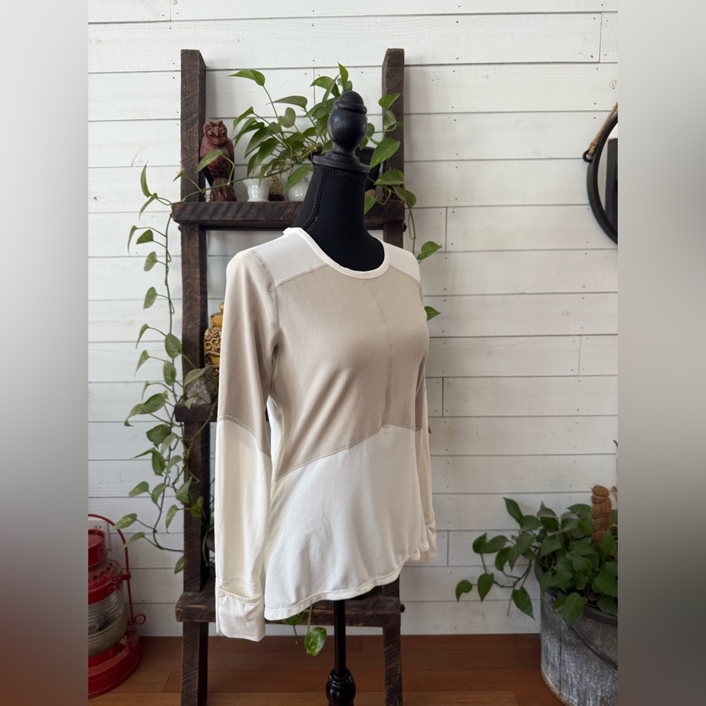 Altra Running Beige and White Long Sleeve Top with Hand Covers - Picture 13 of 17